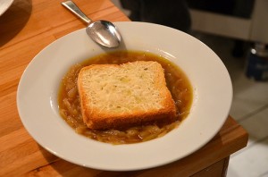 löksoppa med rostat bröd med parmesan